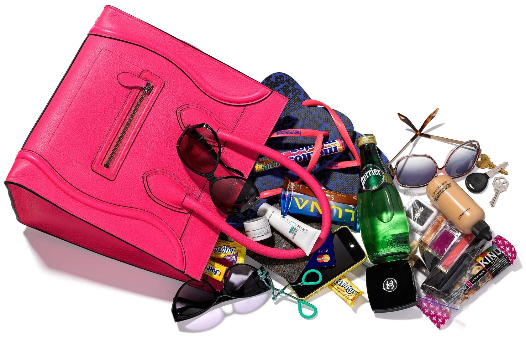 Совсем содержимым. Содержимое женской сумочки. Женская сумочка с вещами. Вещи в женской сумке. Вещи в дамской сумочке.