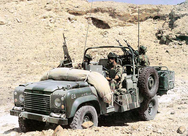 Land_Rover_Defender_Military_04.jpg