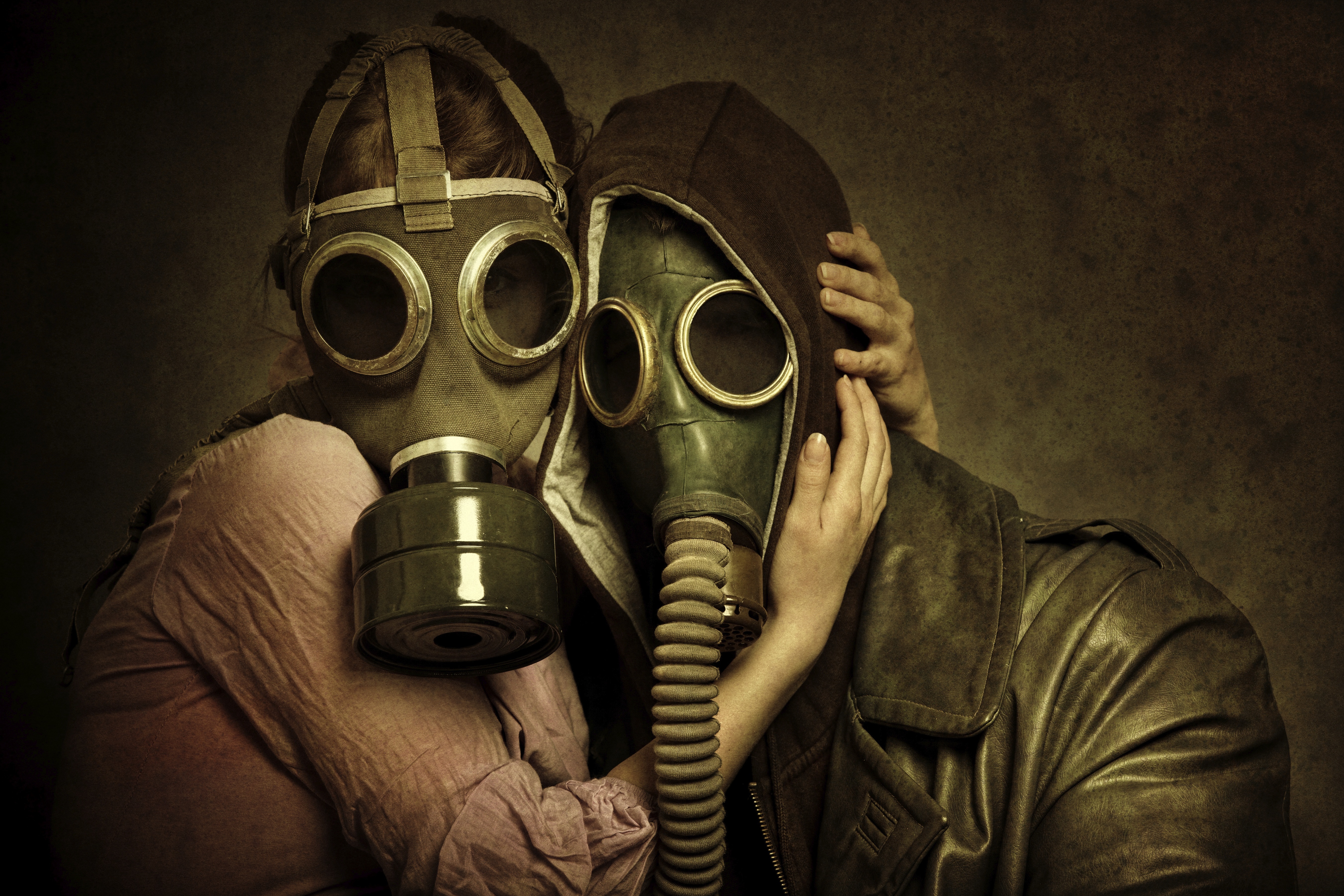 Couples_in_love_Gas_mask_440906.jpg