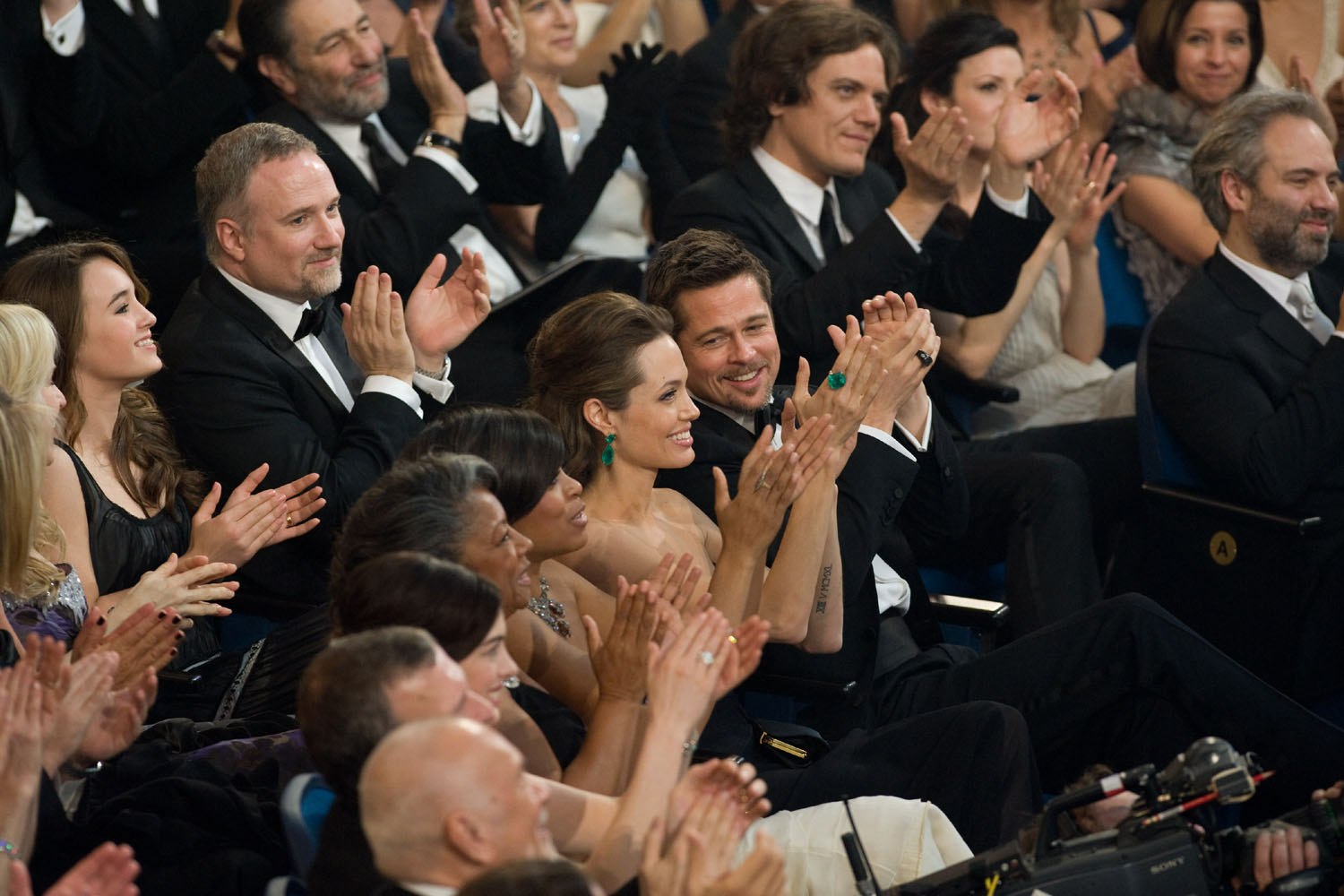 Возгласы зрителей. Аплодисменты ди Каприо. Анжелина Джоли в 2004 на Оскаре. Джоли и Питт на церемонии Оскар. Брэд Питт аплодисменты.