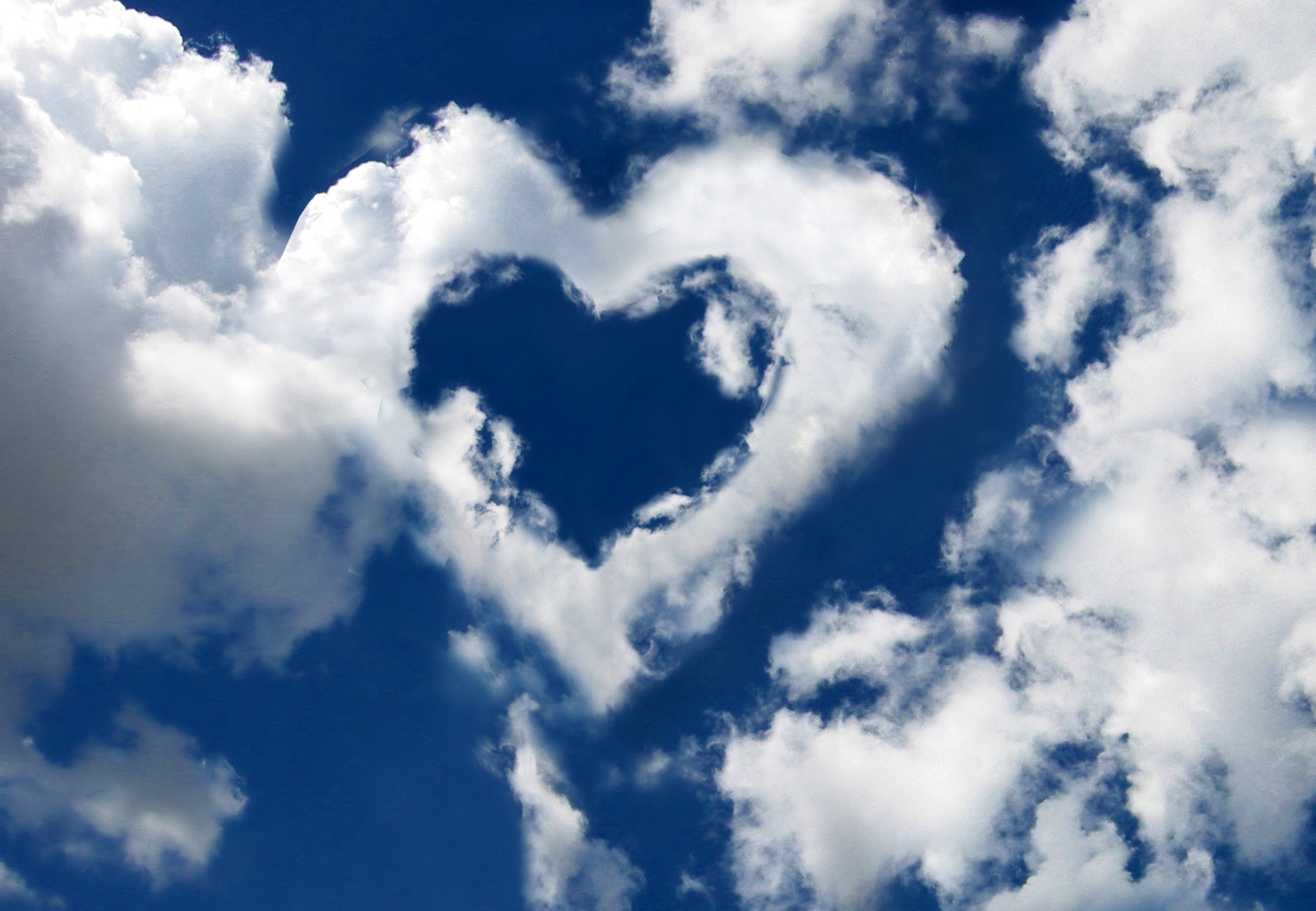 Люблю небо дай бывших. Сердце из облаков. Сердечко из облаков. Сердце из облаков в небе. Мечты о любви.
