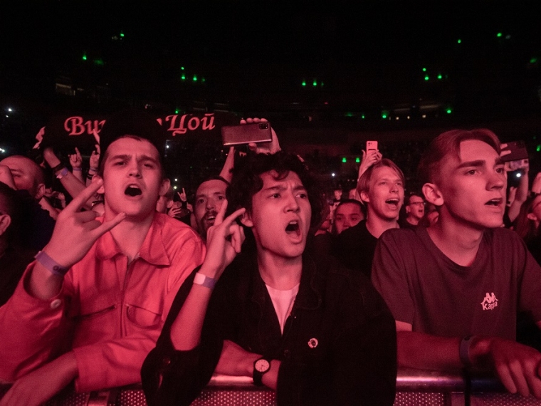 «Цой жив!» — тысячи омичей пришли на концерт группы «КИНО»