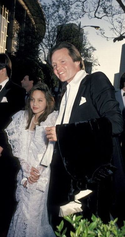 Angelina%20Jolie%20and%20her%20father%2C%201986-thumb-400x760-193278.jpg